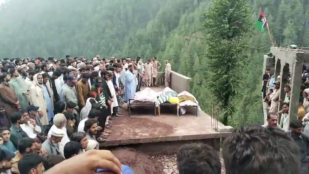 ⁣কাশ্মীরে একযোগে তিন শহীদকে শেষ বিদায়, উপত্যকায় উত্তাল জনবিক্ষোভ