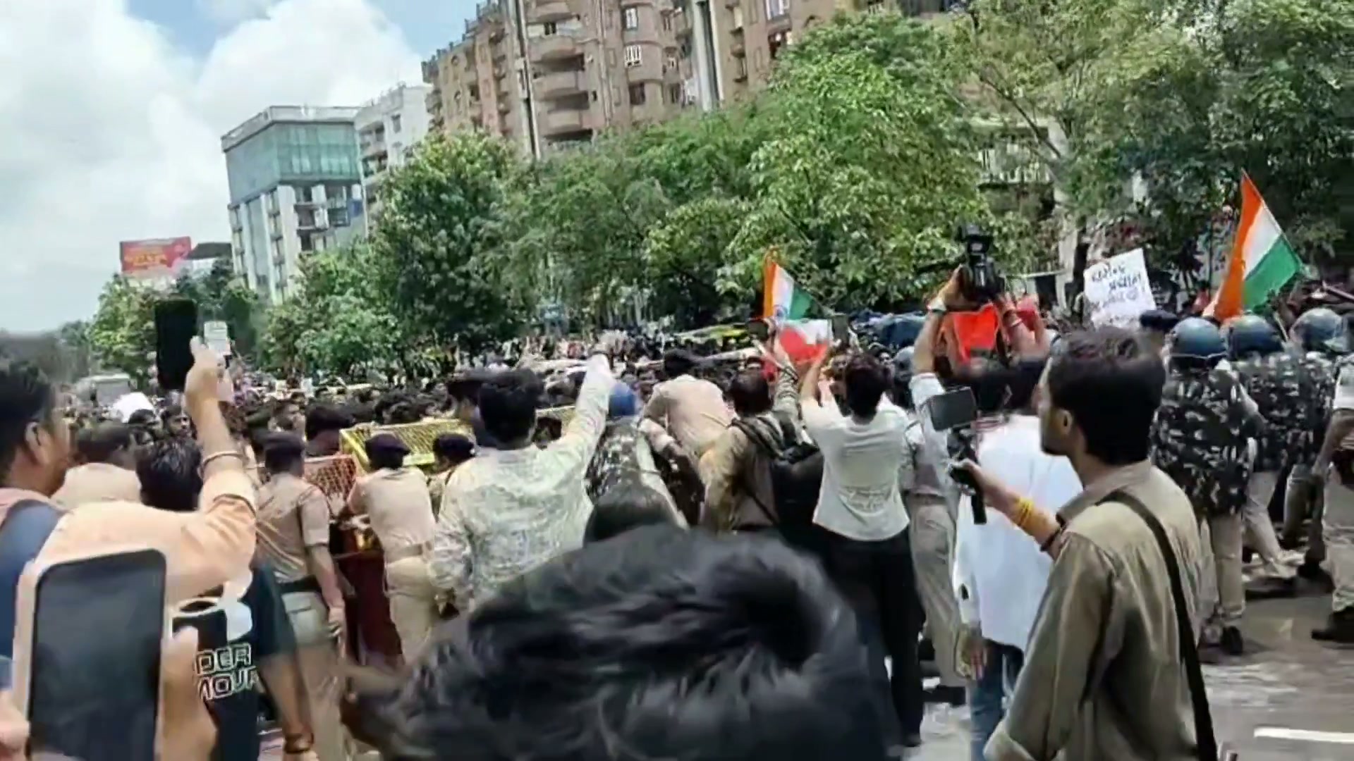 ⁣নীট প্রশ্নফাঁস: বিহারে শিক্ষার্থীদের গণবিক্ষোভ, পাটনার রাজপথ উত্তাল..