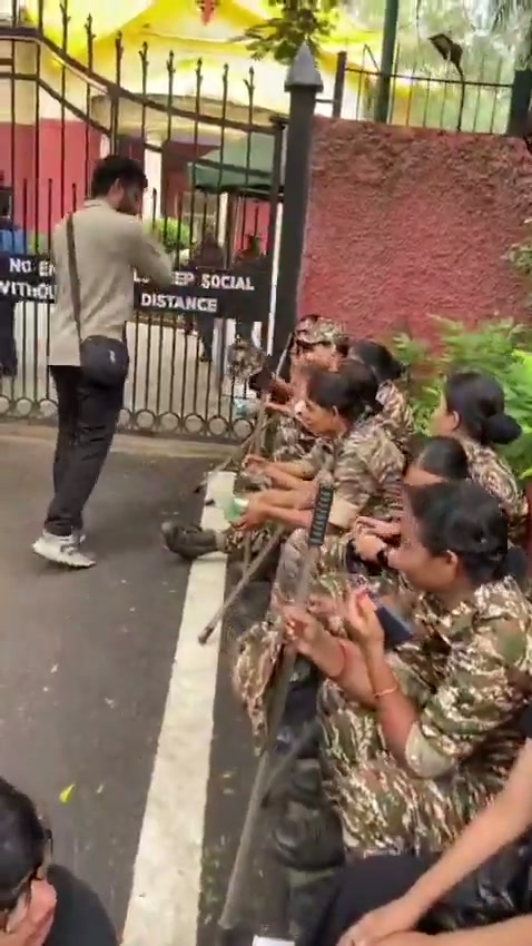 ⁣জীবন দিয়ে হলেও ছড়াবো, আমরা ছাত্র, সন্ত্রাসী নই!
