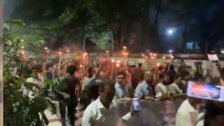 ⁣ঢাবিতে জান্তার মন্তরের সমর্থনে মিছিল, মোদিকে হাসিনাকে আশ্রয় দেওয়ায় সমালোচনা..