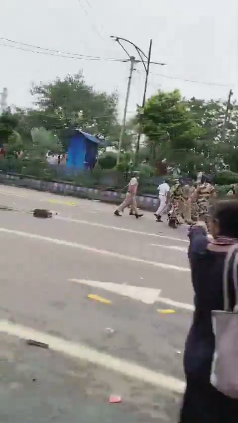 ⁣শান্তিপূ্র্ণ আন্দোলনকারীদের ওপর পুলিশের লাঠিচার্জ, দেশজুড়ে নিন্দার ঝড়..