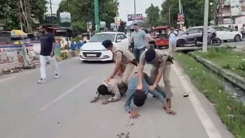 ⁣যুবকের হাতে অপহৃত, গণধর্ষণের শিকার ১৯ বছরের তরুণী; পুলিশের গুলিতে আটক