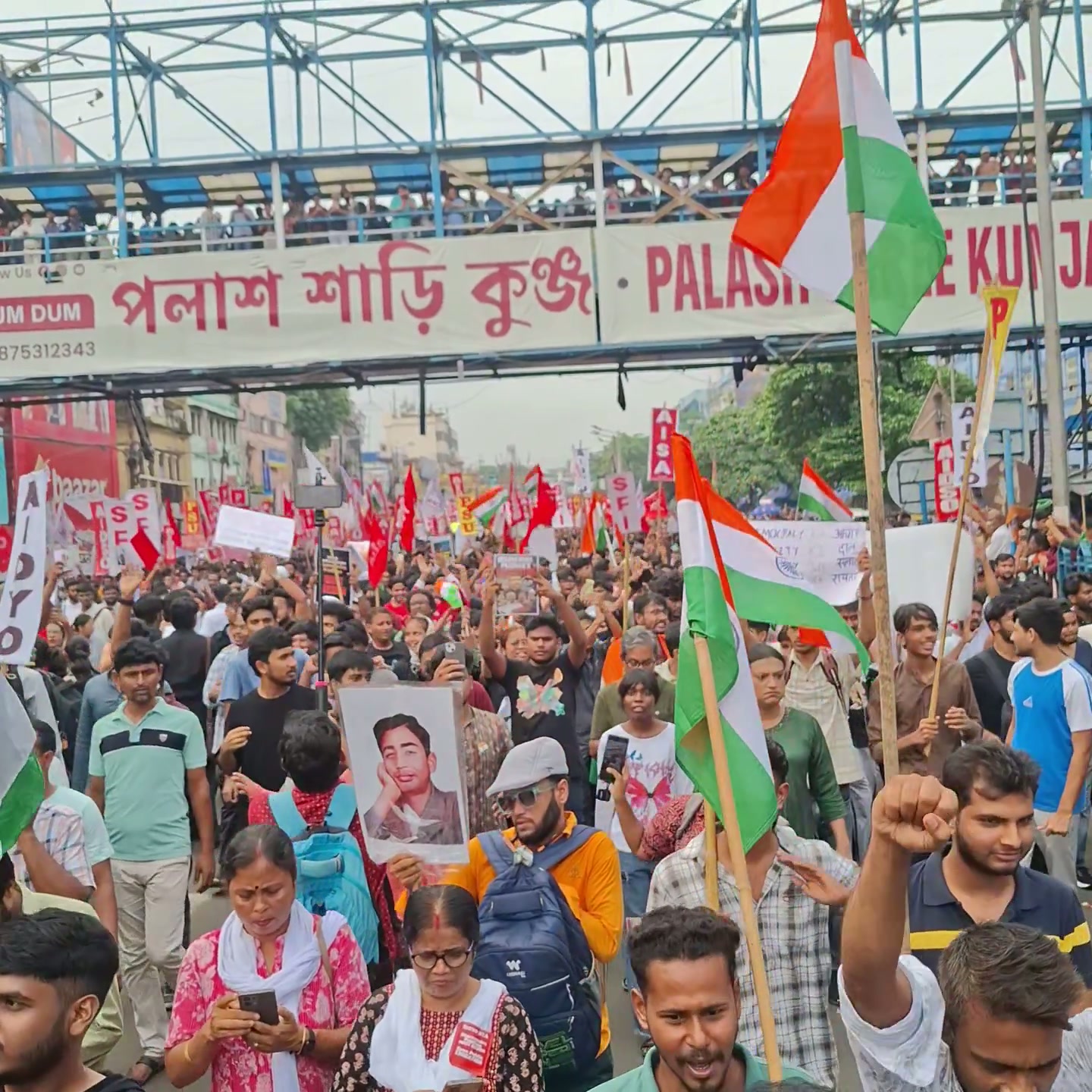 ⁣শিক্ষাব্যবস্থা বাঁচাতে উত্তাল কলকাতা: কেন্দ্রীয় মন্ত্রীর পদত্যাগ দাবি..