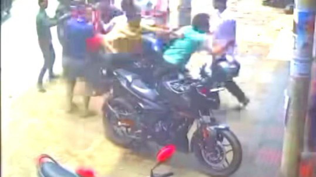 ⁣রাজনগরে কিশোর গ্যাংয়ের হামলায় যুবক আহত,হয়েছে অস্ত্র পাচার।
