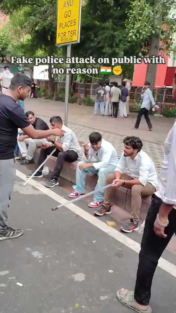 ⁣সাদা পোশাকে বিক্ষোভকারীদের উপর লাঠিচার্জ: কে এই অদৃশ্য হামলাকারীরা?..