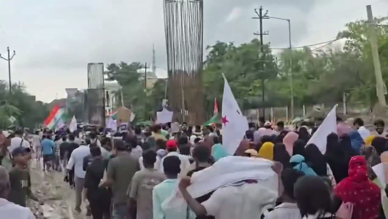 ⁣দিল্লি থেকে ভারতজুড়ে ছাত্র বিক্ষোভ: বিহারের দারভাঙ্গায় ব্যাপক উত্তেজনা..