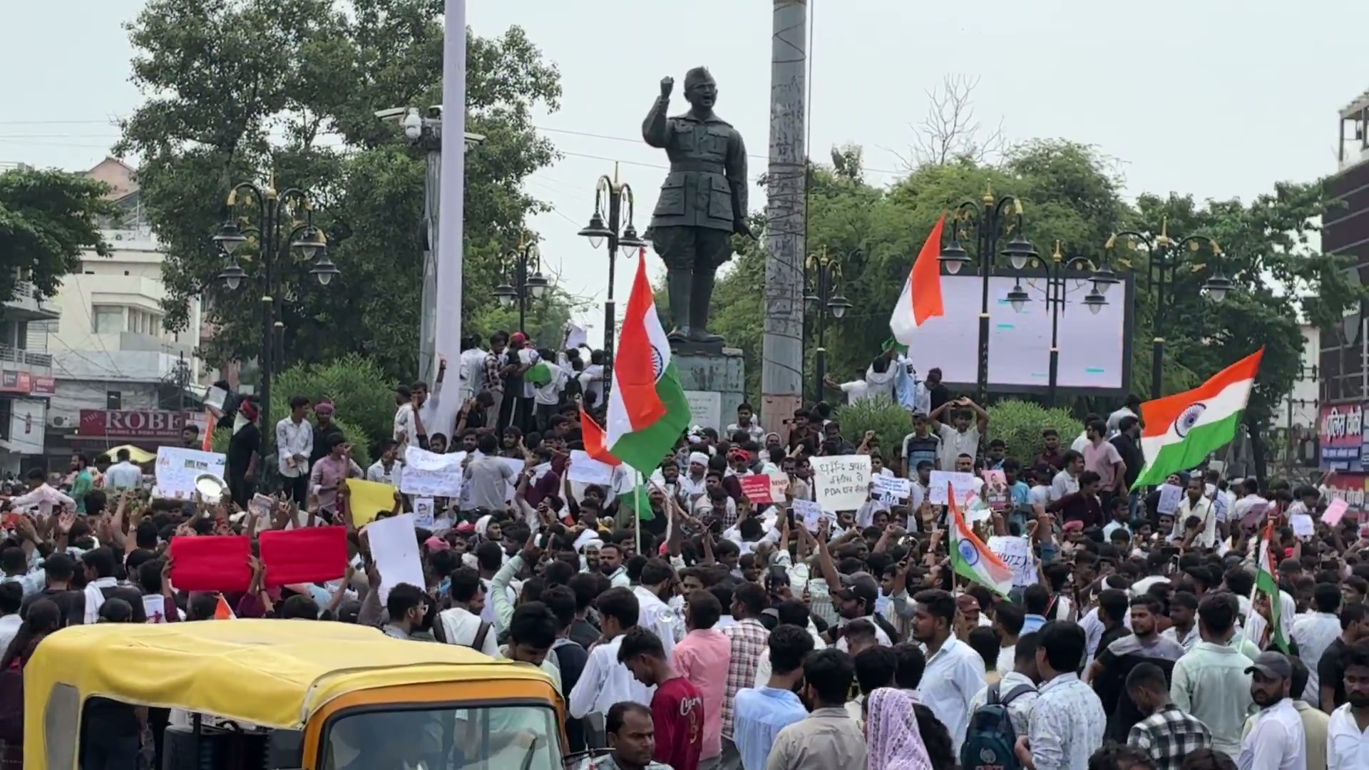 ⁣ভারতে সূর্য সমাজবাদী ডাকে শিক্ষার্থীদের ঢল: রেকর্ড ভাঙার আভাস!..