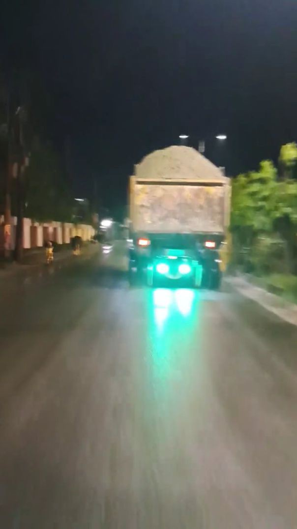 ফরিদপুর শহরের ভেতর বালু বোঝায় ট্রাক