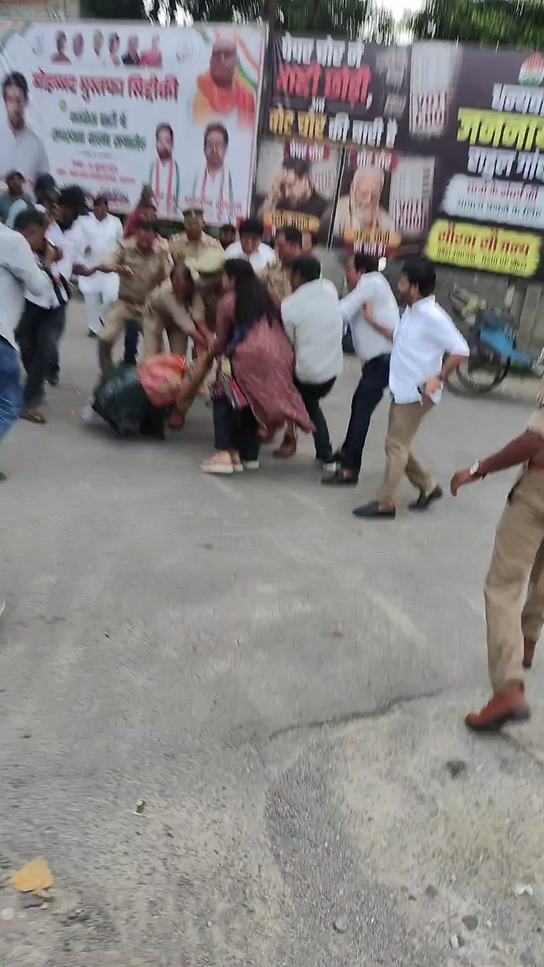 ⁣কংগ্রেস কর্মীর হাতে কঙ্গনার পুতুল কেড়ে নিলেন পুলিশ