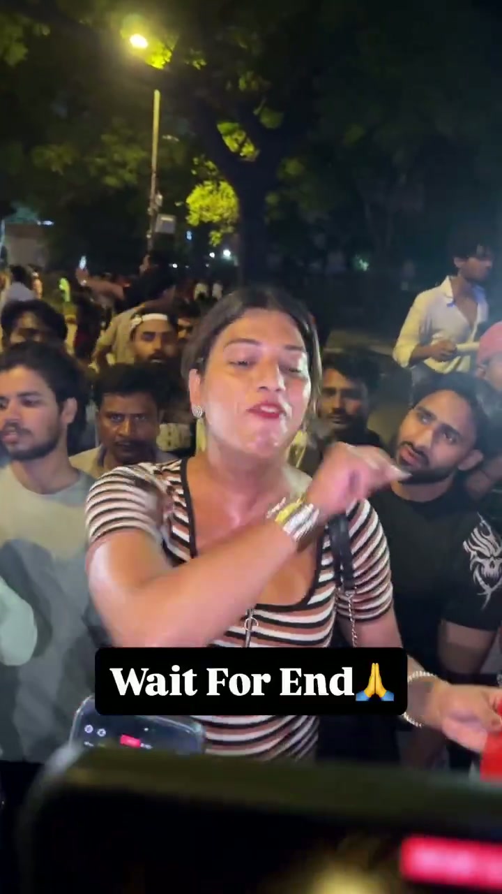 ⁣আন্দোলনের অর্থায়ন: তৃতীয় লিঙ্গের নেহার দৃপ্ত ঘোষণা, 'আমিই দিচ্ছি!'..