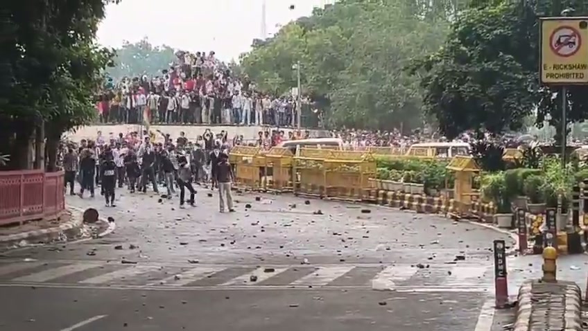⁣মি. সিনহার দাবি, শিক্ষার্থীরা শান্তিপূর্ণ, পাথর নিক্ষেপ করেনি..