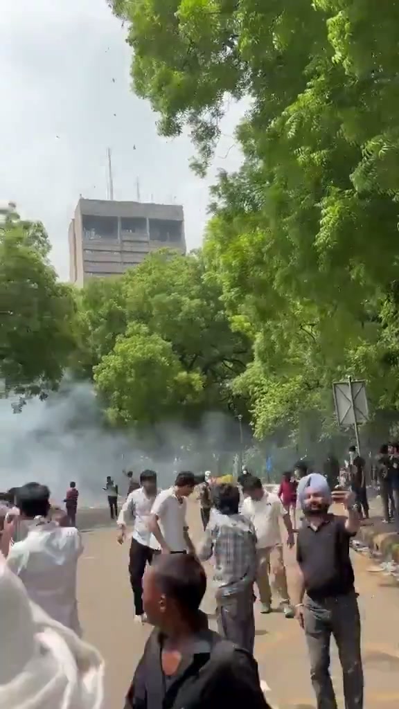 ⁣দিল্লির জন্তর মন্তরে ফের রণক্ষেত্র, পুলিশ-শিক্ষার্থী সংঘর্ষে উত্তেজনা..