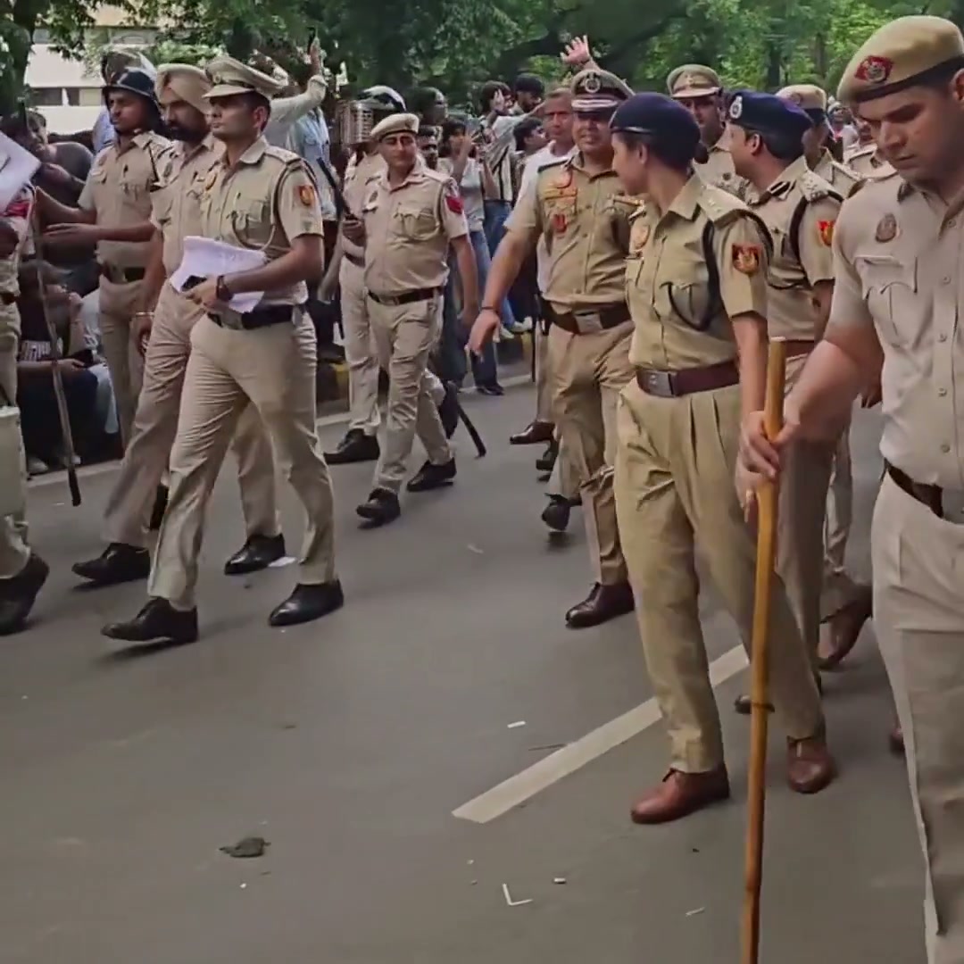 ⁣জন্তর মন্তরে বিক্ষোভকারীদের উস্কানি, পুলিশের শান্তিপূর্ণ টহলে বিশৃঙ্খলা সৃষ্টির চেষ্টা..