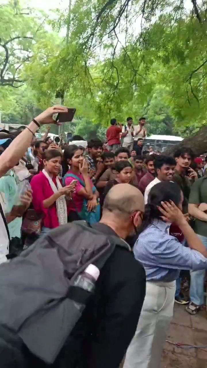 ⁣আশ্চর্যজনক মোড়: NDTV-কে 'গোদী মিডিয়া' আখ্যা, স্লোগানে উত্তাল জনতা!..