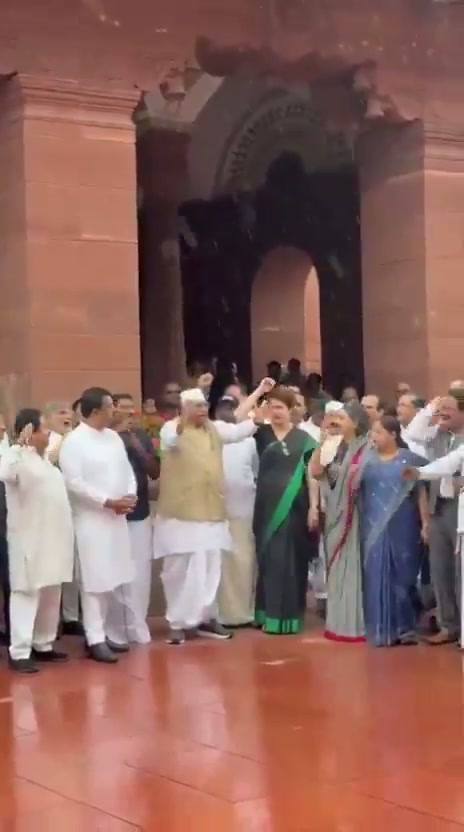 ⁣ভারতের রাজনীতিতে আলোড়ন: খার্গের কণ্ঠে ন্যায়বিচারের ডাক
