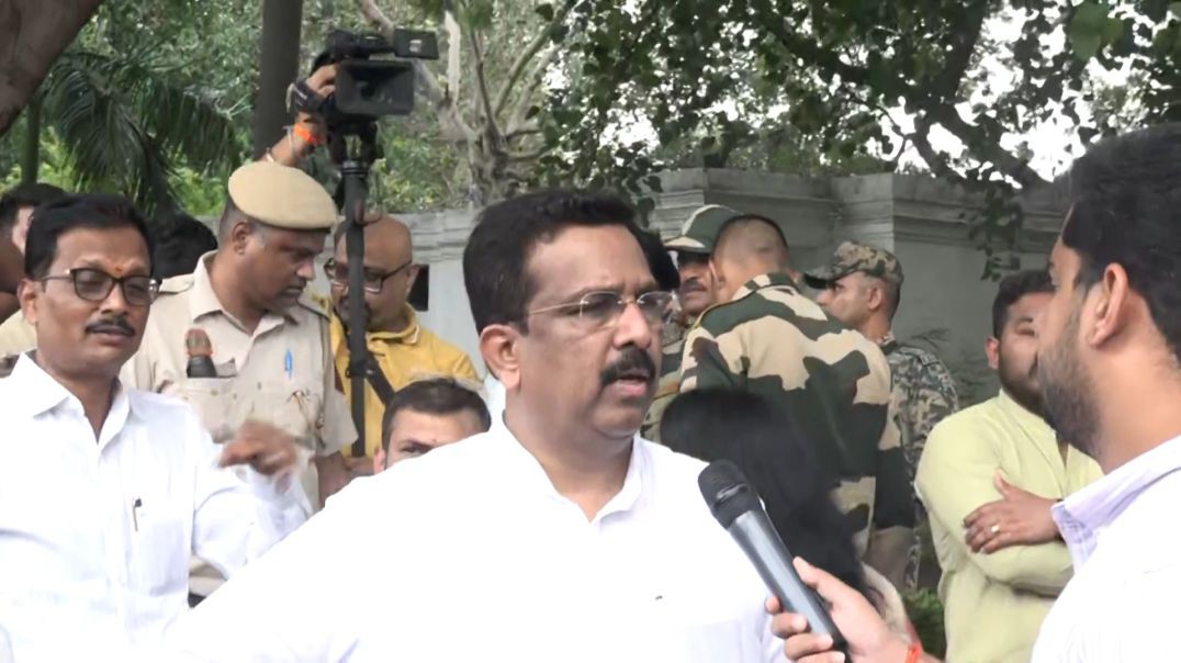 'Let’s Wake Him Up': Opposition MPs March to PM’s Residence After Being Silenced in Parlia