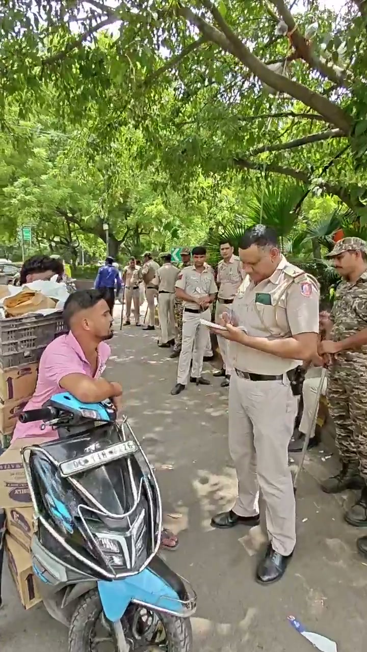 ⁣ভারত থেকে আসা পেঁয়াজ চালানে নতুন করে তল্লাশি, সাধারণ মানুষের ভোগান্তি..