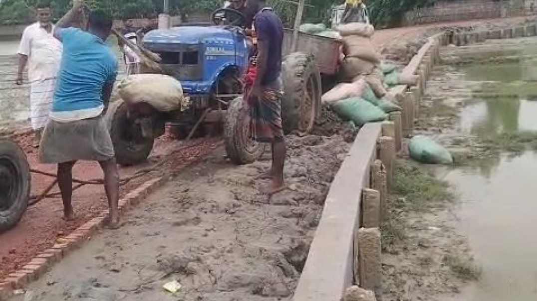 কুতুবদিয়ার গ্রামীণ সড়ক গিলে খাচ্ছে দানব গাড়ী