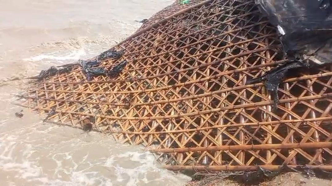 ⁣চোখের সামনেই সাগরে বিলীন হচ্ছে ঘরবাড়ি