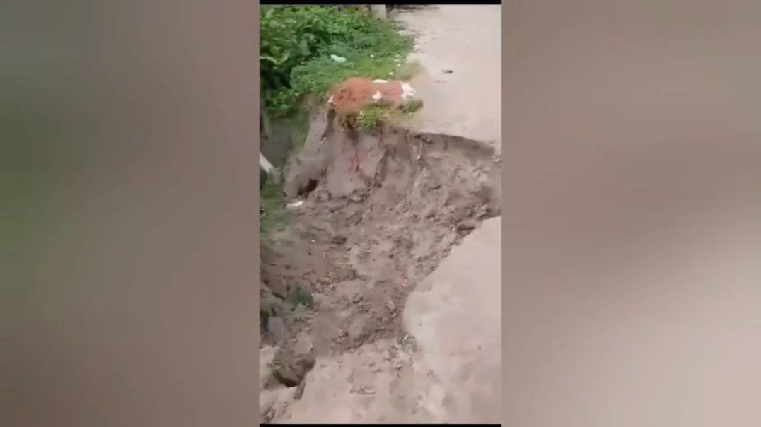 ⁣WhatsApলালমনিরহাট সদর উপজেলার মোগলহাট ইউনিয়নের খারুয়া গ্রামের প্রধান ও একমাত্র সড়কের বেহাল দশা, গ্রা