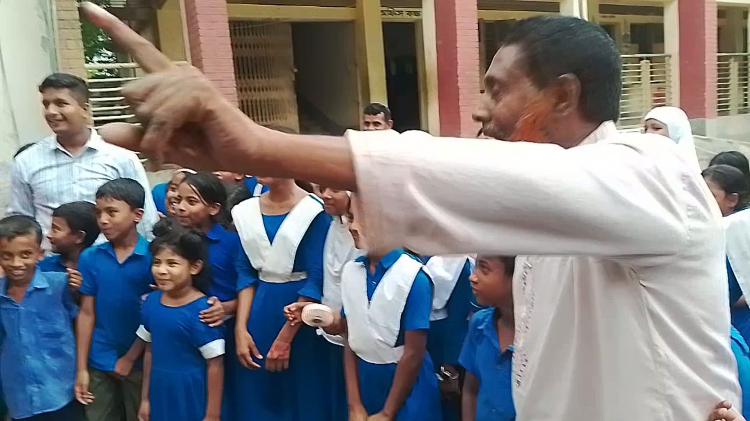 এমপিকে কাছে পেয়ে উচ্ছ্বাসিত ক্ষুদে শিক্ষার্থীরা