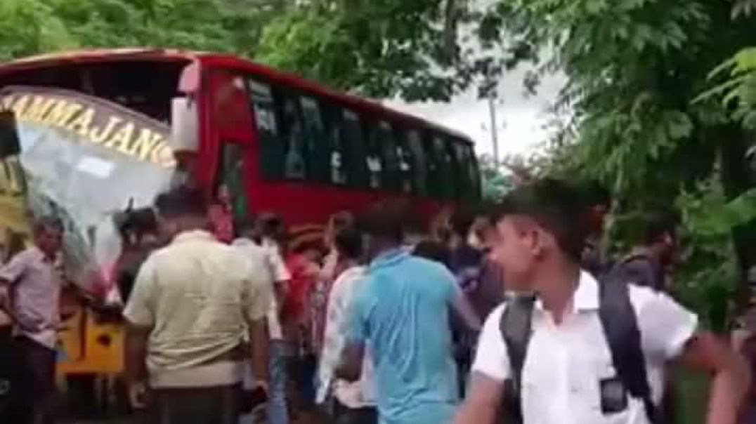 মঠবাড়িয়া'র সাফা বাজারের সামনে হিজল তলা মোড়ে বাস/ট্রাক মুখোমুখি সংঘর্ষ।