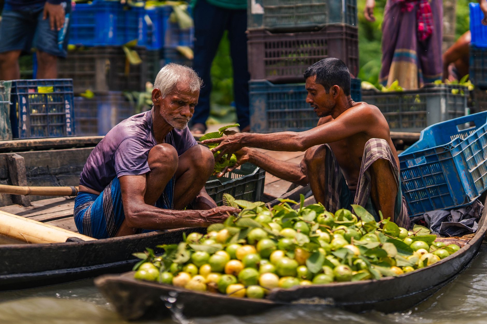 নিত্যপণ্যের বাজারে সিন্ডিকেটের দৌরাত্ম্য: ভোক্তাদের নাভিশ্বাস