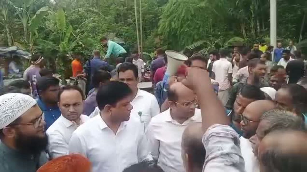 সারের দাবিতে লালমনিরহাটে রংপুর-বুড়িমারী মহাসড়ক অবরোধ। বিক্ষোভ করেছেন স্থানীয় কৃষকরা।